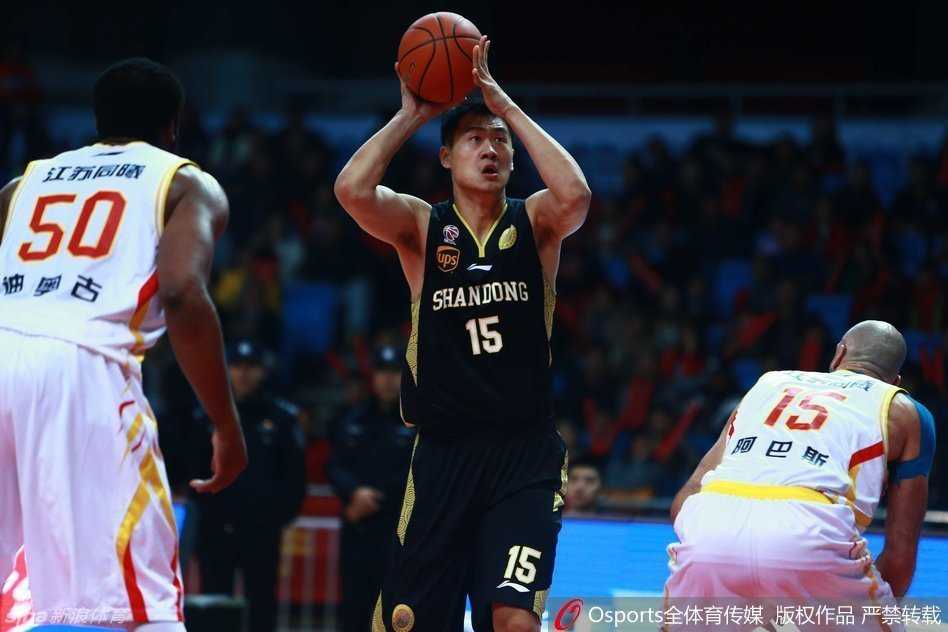 激烈的禁区之内，迪奥古陷入山东队多人合围，人仰马翻之间，依然在奋力将球保护。