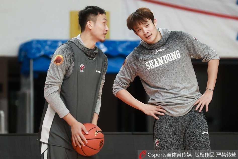 身披灰色连帽衫的丁彦雨航在训练馆中神情专注，目光如炬，举手投足间尽显本土MVP的从容与霸气。