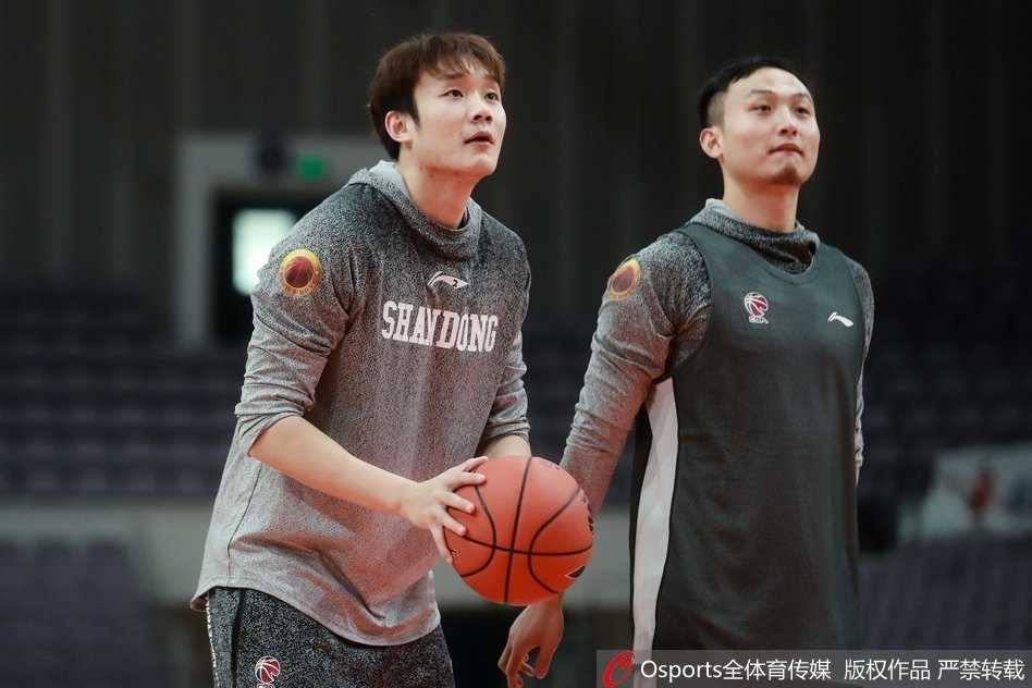 在紧凑的训练节奏中，丁彦雨航不忘与新外援劳森进行沟通交流，两人用手势和简单的语言探讨配合细节，试图擦出更多的战术火花。