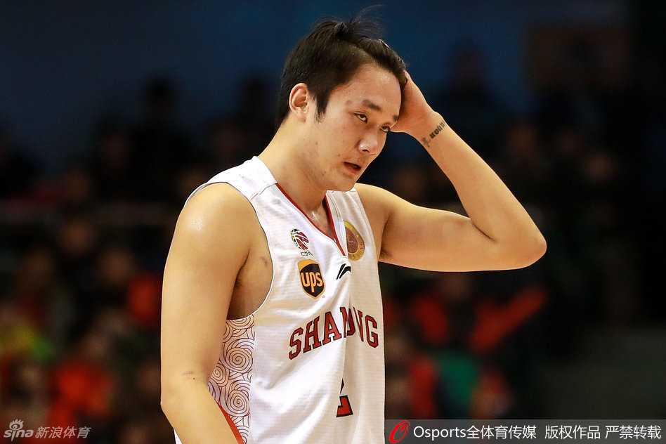 丁彦雨航侧目注视篮筐，修长的手指轻轻拨动额前发丝，眼神中透露出杀手般的冷静。