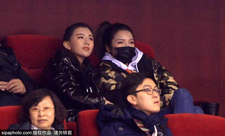 丁彦雨航女友托腮凝望赛场，精致的侧脸写满了专注，她不仅是看台上的佳人，更是小丁心中最柔软又最坚强的后盾。