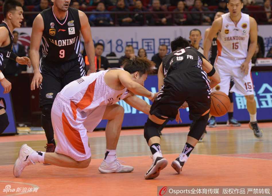 队医迅速冲入场内，蹲在丁彦雨航身边仔细检查他的手腕伤势，小丁的表情依旧痛苦，汗水已经浸湿了他的发梢，场馆的灯光打在他脸上，映出那份不甘与坚毅。