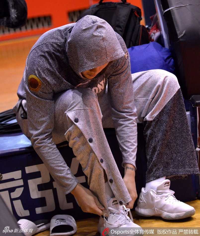 训练结束后，丁彦雨航加练投篮，皮球划过指尖应声入网，场边的水瓶和毛巾见证着这位核心球员的汗水与付出。