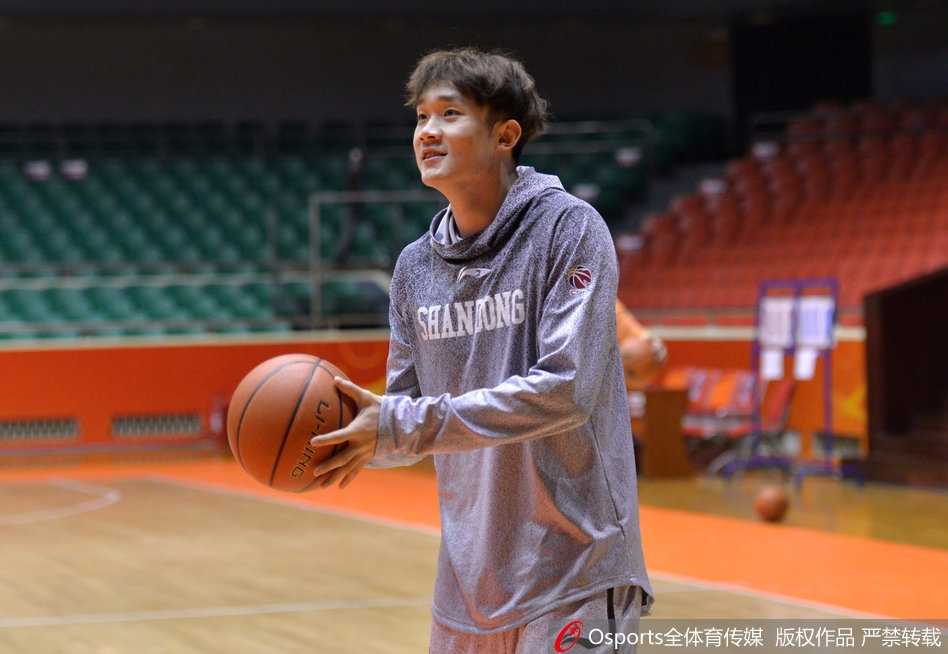 丁彦雨航在训练中持球突破，眼神犀利如刀，昔日常规赛MVP的风采一览无余。