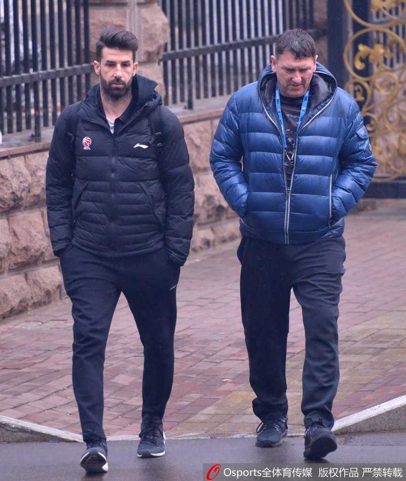 丁彦雨航赛前拉伸放松，为明晚的激烈对抗做最后准备，每一块肌肉都蓄势待发。