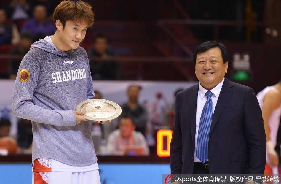 丁彦雨航在比赛中眼神坚毅，他持球面对防守，整个球场仿佛都在他的掌控之下，散发出舍我其谁的领袖气质。