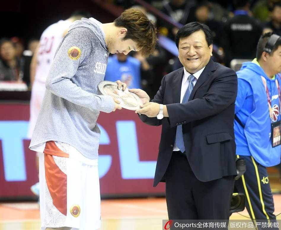 在球迷的欢呼声中，丁彦雨航低头运球突破，对手的防线在他面前如同虚设，他矫健的身影如同闪电般撕开对手的防守。