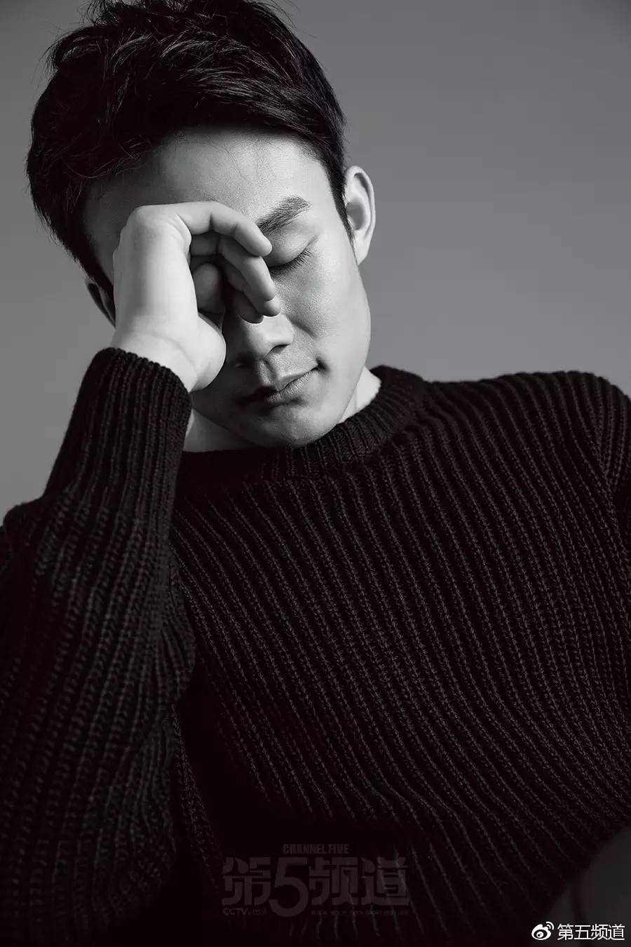 写真中的丁彦雨航嘴角上扬露出温暖笑容，干净利落的发型和简洁的白色T恤，透露出邻家大男孩的阳光气息，与其在赛场上的强硬形成反差萌。