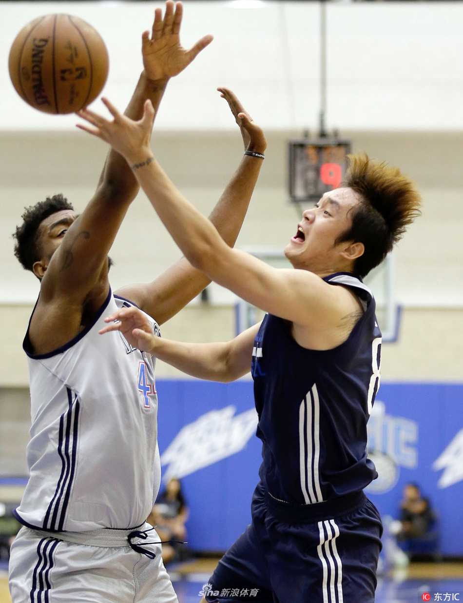 小丁持球强行突破，瞬间撕裂了对方的防线，尽管防守球员用尽浑身解数拉扯干扰，却依然无法阻挡他前进的步伐。