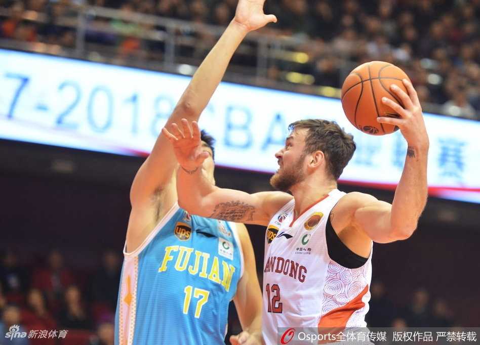 张庆鹏替补登场犹如老将出马，他面对比自己年轻得多的防守者，毫无惧色稳稳出手，篮球划出一道彩虹般的弧线空心入网，引爆全场激情。