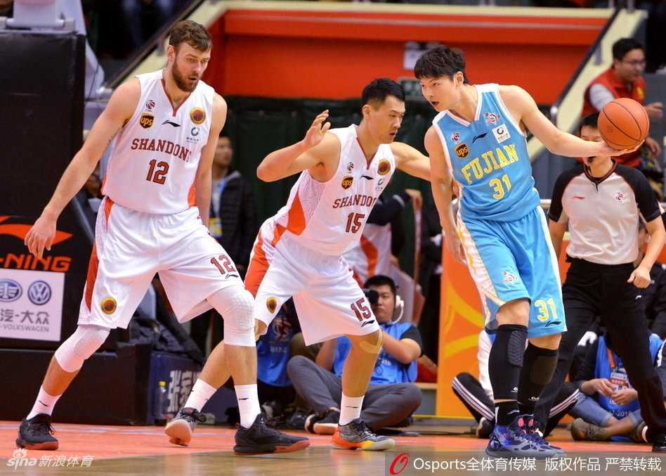 丁彦雨航眼神如炬，在福建队双人包夹的铜墙铁壁中强行撕开缺口，他腾空而起，手中篮球似离弦之箭直坠网窝。