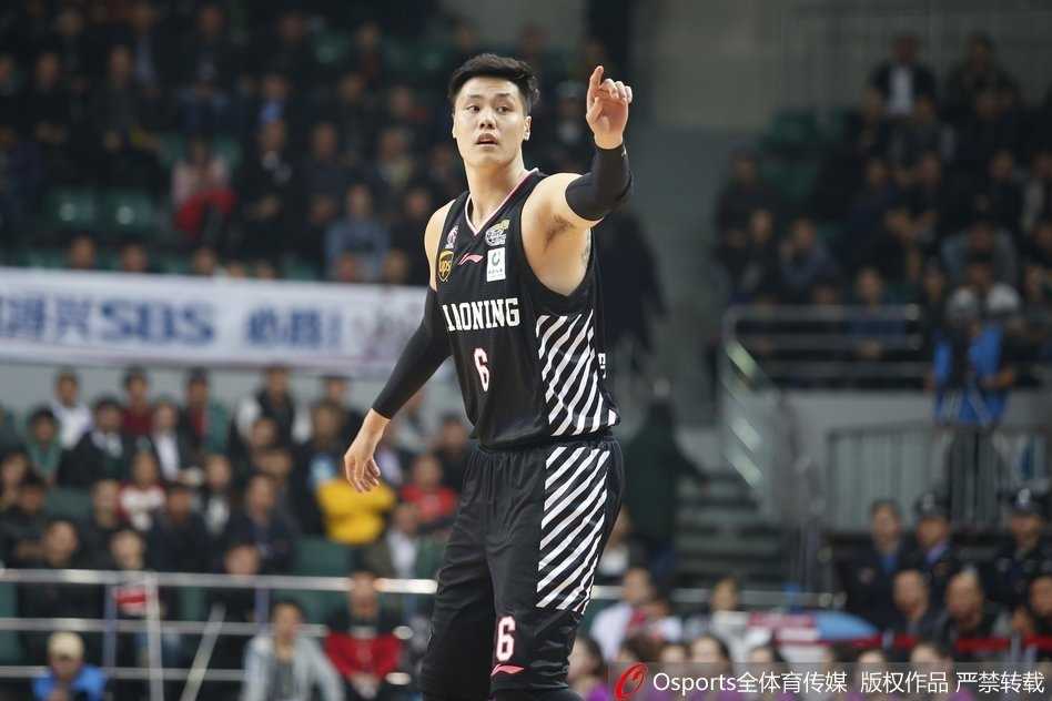 辽宁队外援巴斯在福建队内线高高跃起，以一记势大力沉的单手劈扣终结进攻，展现出他此役不可阻挡的火热状态。