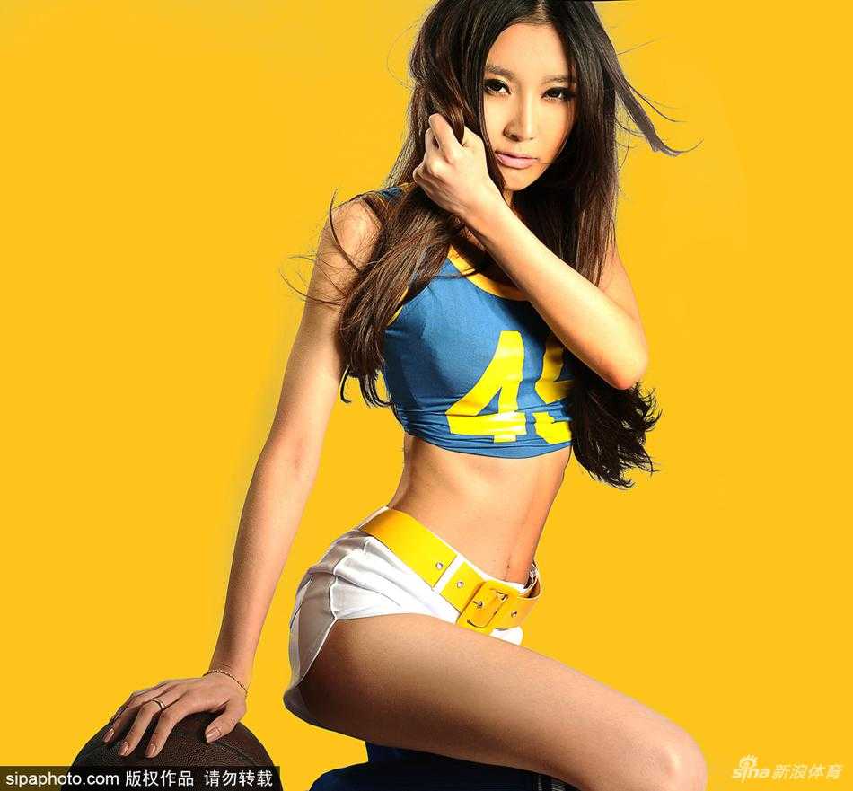 赵亚璐坐在驾驶舱模拟器旁，身着热裤大秀修长美腿，手中的篮球仿佛随时准备脱手而出，飞向篮筐。