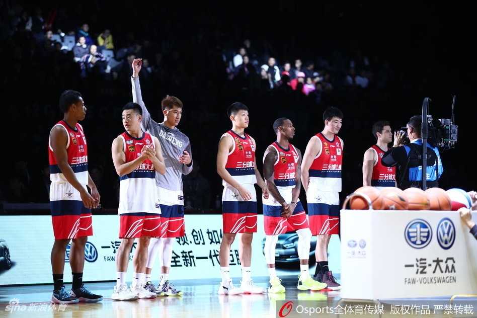 深圳大运中心灯光璀璨，球迷热情高涨，目光齐聚赛场中央，静待三分大赛的王者诞生。