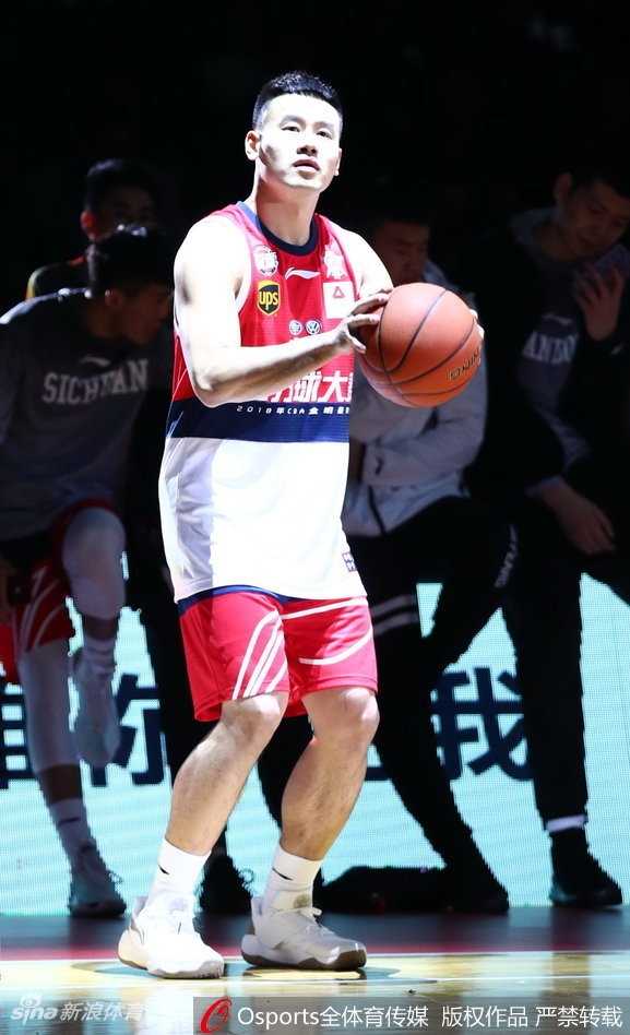 广州队球员谷玥灼在底角三分线外果断出手，皮球在空中划过一道完美弧线，应声入网，点燃现场气氛。