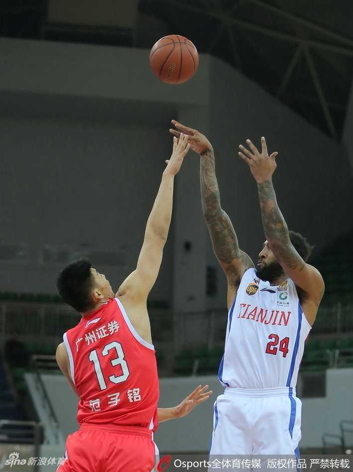 天津队球员命中三分后兴奋挥拳，主场球迷的欢呼声几乎要将屋顶掀翻，压抑了整个晚上的情绪在这一刻尽情释放。