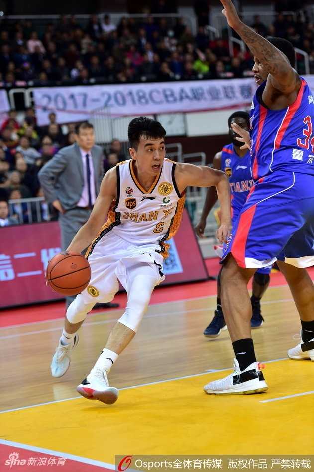 曾令旭运球快速通过半场，眼神坚定地观察队友跑位，准备发动新一轮的进攻组织。