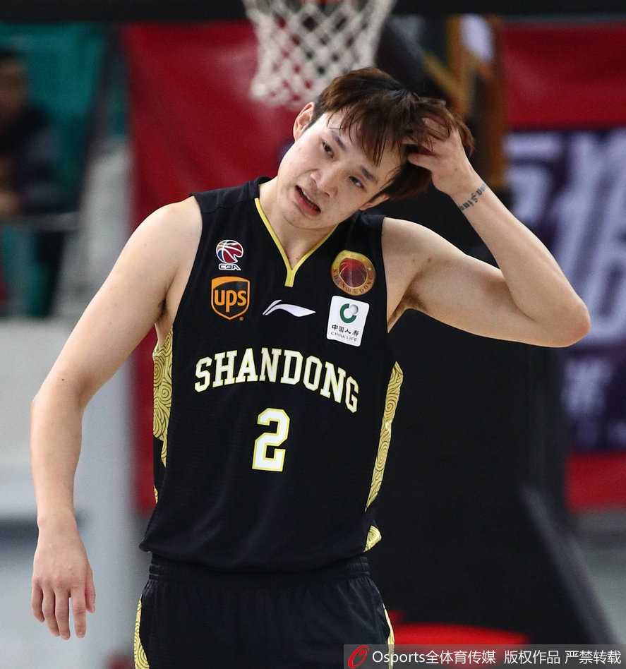 广州队球员胡珑贸在底角稳稳出手三分，篮球在空中划出一道美妙的弧线，直坠网心。