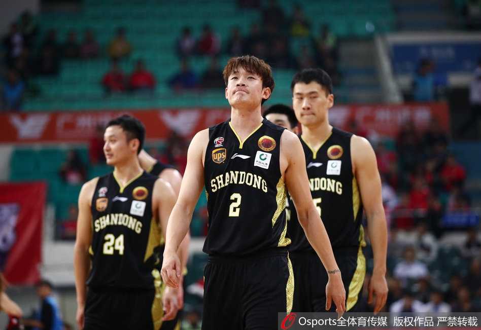 赛后技术统计台前，广州龙狮的主场比分牌定格在126比123，记录着这场来之不易的胜利。