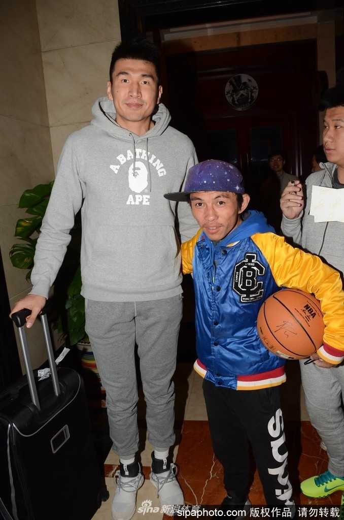 尽管身处人来人往的酒店走廊，斯科拉依然耐心地为球迷签名，飘逸的长发随着他签名的动作微微晃动，仿佛还是当年那个在休斯顿丰田中心驰骋的青涩少年。