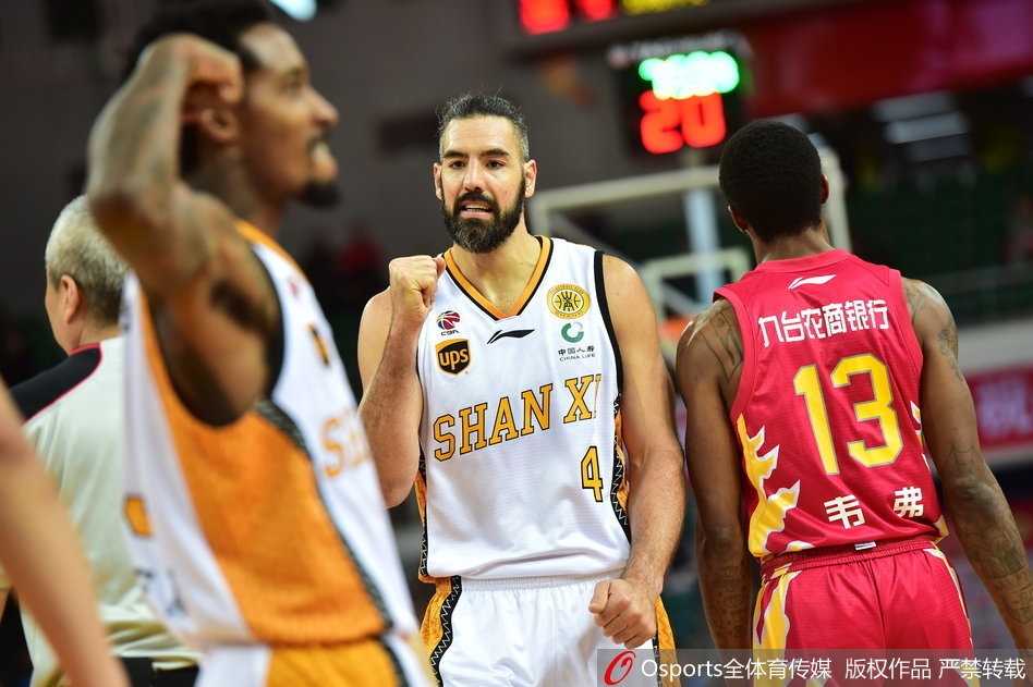 斯科拉在吉林队多人包夹之下依然淡定控球，眼神中透露着‘钻石’的冷艳与智慧。