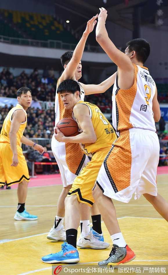 “中国长城”胡金秋在山西内线群中高高跃起，以一记势大力沉的双手灌篮终结进攻，他狰狞的面孔与暴起的青筋，是青春无畏的最佳写照。