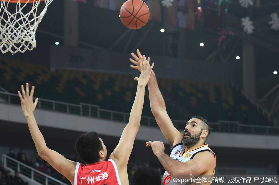 比赛结束后，山西队的球员们围聚在中圈，相互击掌庆祝这场来之不易的复仇之战，脸上洋溢着胜利后的喜悦与豪情。