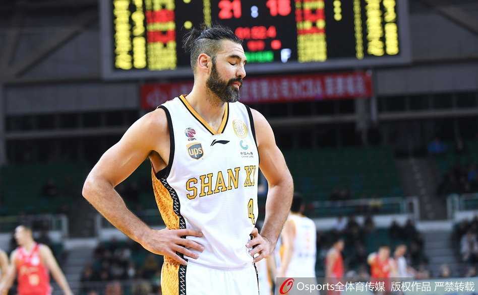 王洪命中压哨三分后握拳怒吼，全场球迷为之沸腾，他脸上洋溢着难以抑制的兴奋，这是属于他的闪耀时刻。