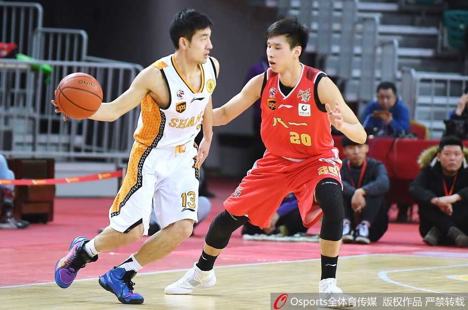 八一队年轻核心付豪在山西内线多人合围下强行出手，他肌肉紧绷，面部写满了不屈与坚韧，誓要捍卫荣誉。