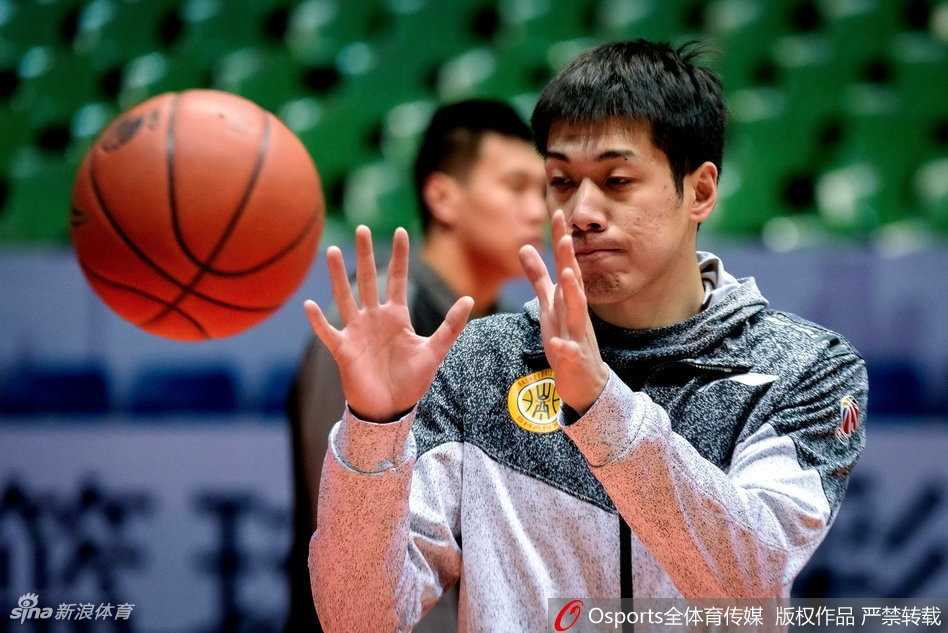 山西众将围成蓝色同心圆，呐喊声仿佛要冲破体育馆穹顶，客场作战的士气如虹。