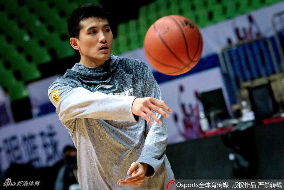 斯科拉离场前回眸一望，深邃的眼眸映照着记分牌，仿佛在诉说着老将的荣光与不甘。