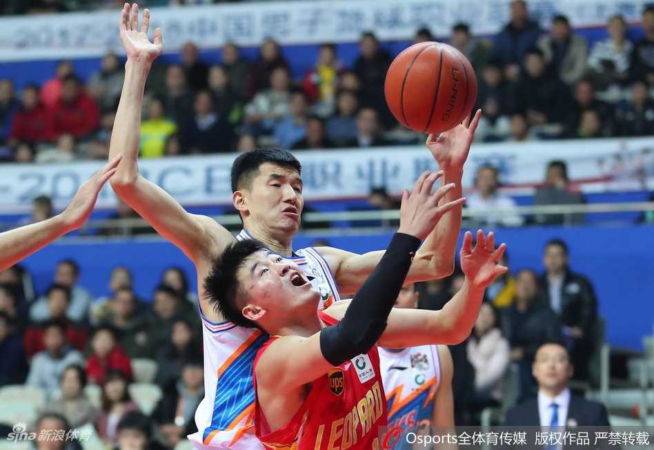 弗雷戴特面对深圳队顾全的贴身防守，依然手起刀落，篮球在空中划出一道美妙的弧线，直坠网心。