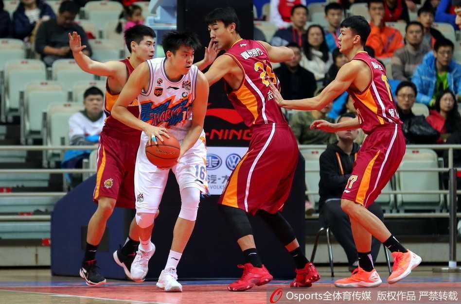 明纳拉斯在篮下遭遇斯托克斯与张大宇的合围，他肌肉紧绷青筋暴起，如猛兽般强行起篮，皮球在指尖划过一道弧线飞向篮筐