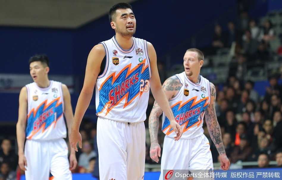 主教练刘鹏在场边神色严峻地指挥战斗，双手张开比划着战术，身后的巨大比分牌显示着97-102，他的眼神中充满了不甘与急切