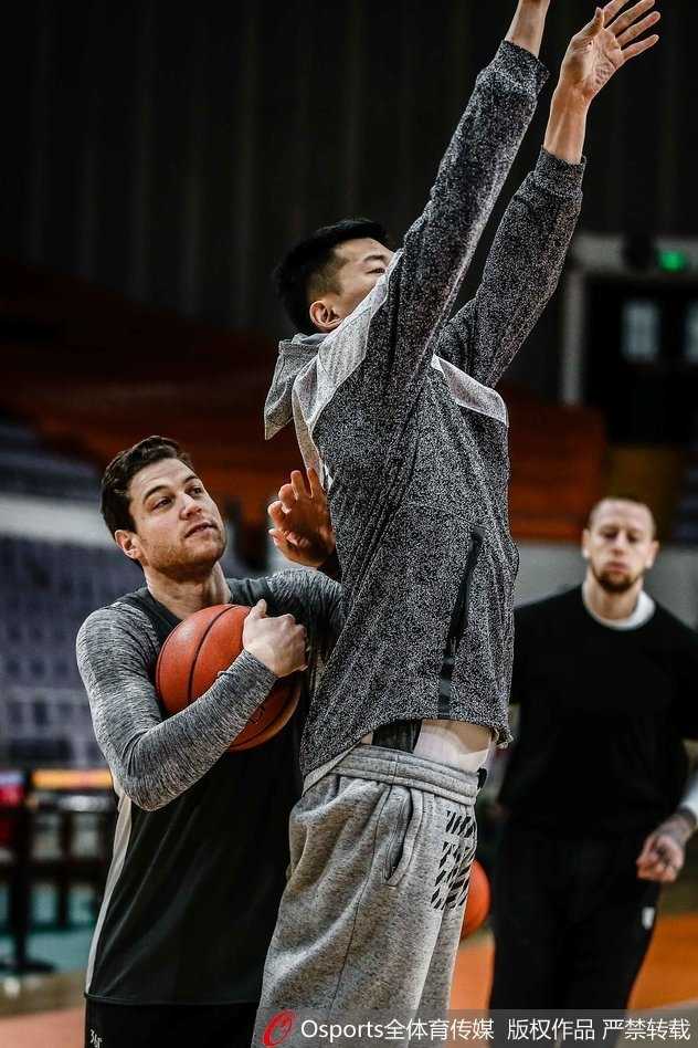 弗雷戴特在队友身后做鬼脸，双手悄悄伸向队友腰间，准备搞怪偷袭。