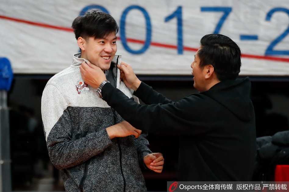 张兆旭在内线卡位要球，身后的防守球员努力顶防，两人肌肉紧绷争夺有利位置。