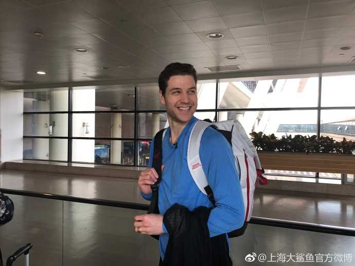 吉默·弗雷戴特头戴时尚耳机，身着休闲深色卫衣，神情轻松地现身机场，微笑着向镜头竖起大拇指，仿佛在说上海我们下赛季见