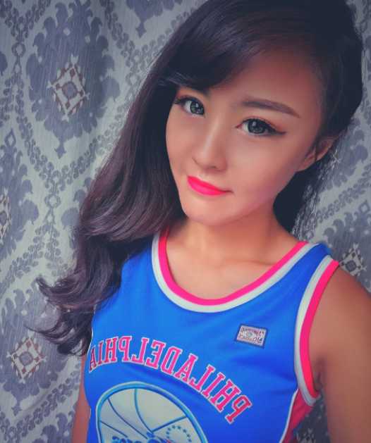 两位美人鱼在水波纹灯光下交错游弋，傲人的身材曲线在紧身鱼尾装束下一览无余。