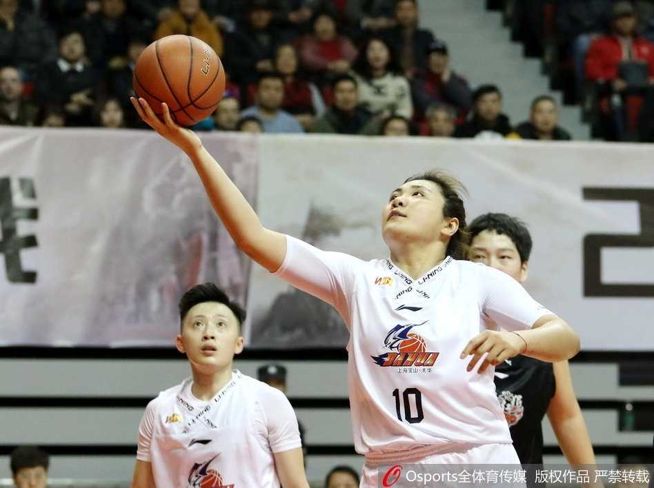 上海女篮主场大胜陕西 斯图尔特两双闪耀年终收官战 上海女篮球员在主场观众的助威声中,如潮水般发动快攻,瞬间撕破陕西队的防线