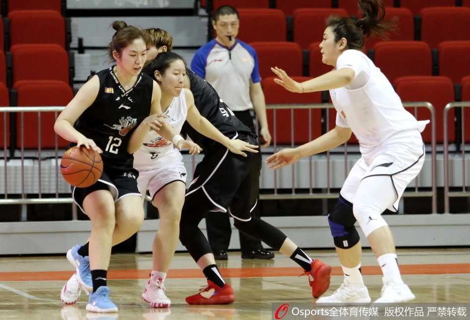 上海女篮主场大胜陕西 斯图尔特两双闪耀年终收官战 场边上海女篮的教练组在暂停期间,正拿着战术板给球员们布置关键的防守战术,球员们围成一圈认真聆听