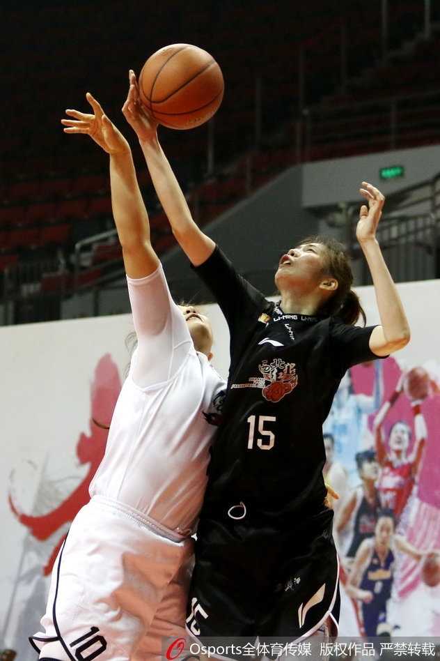 上海女篮主场大胜陕西 斯图尔特两双闪耀年终收官战 上海队后卫申彬彬运球突破,犹如利刃一般切开陕西队的联防,她的组织串联是球队进攻流畅运转的保障