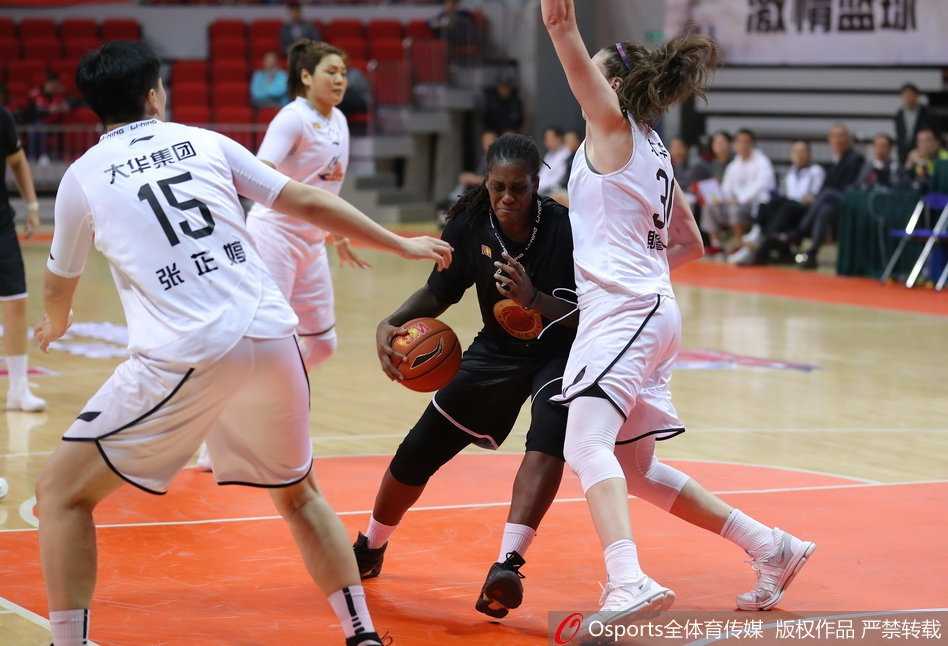 上海女篮主场惨败山东吞首败,六连胜纪录戛然而止 山东队球员曹君伟快攻上篮,上海队申彬彬奋力回追,电光火石之间,胜负已分。