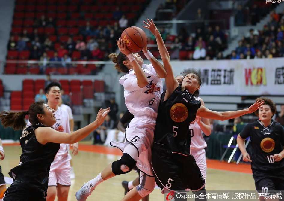 上海女篮主场惨败山东吞首败,六连胜纪录戛然而止 上海队球员黄靖带球突破,遭遇山东队两人包夹防守,双方身体对抗激烈,球鞋与地板摩擦声仿佛能穿透画面。