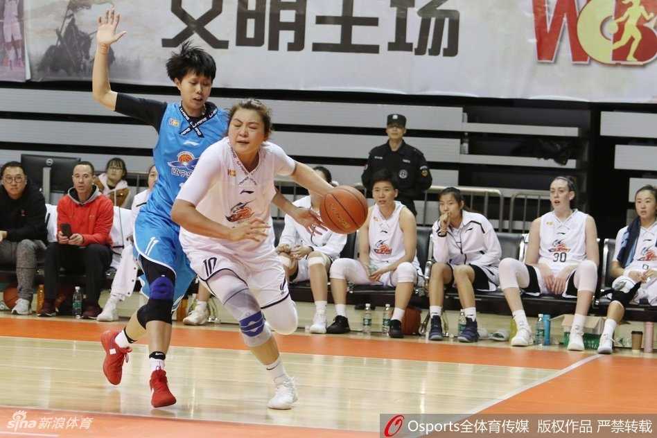 上海女篮大胜辽宁赢下联赛第八轮对决 辽宁队外援奋力跃起试图封盖上海队投篮,双方内线激烈身体对抗