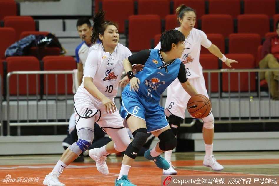 上海女篮大胜辽宁赢下联赛第八轮对决 上海队核心球员面对辽宁队双人包夹,果断起跳突破上篮,身体在空中完全舒展