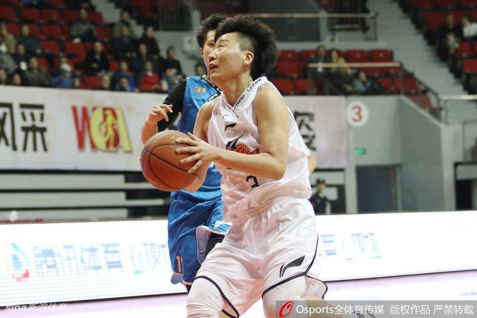 上海女篮大胜辽宁赢下联赛第八轮对决 辽宁队主教练在场边情绪激动地大声指挥,双手比划战术,表情十分严肃