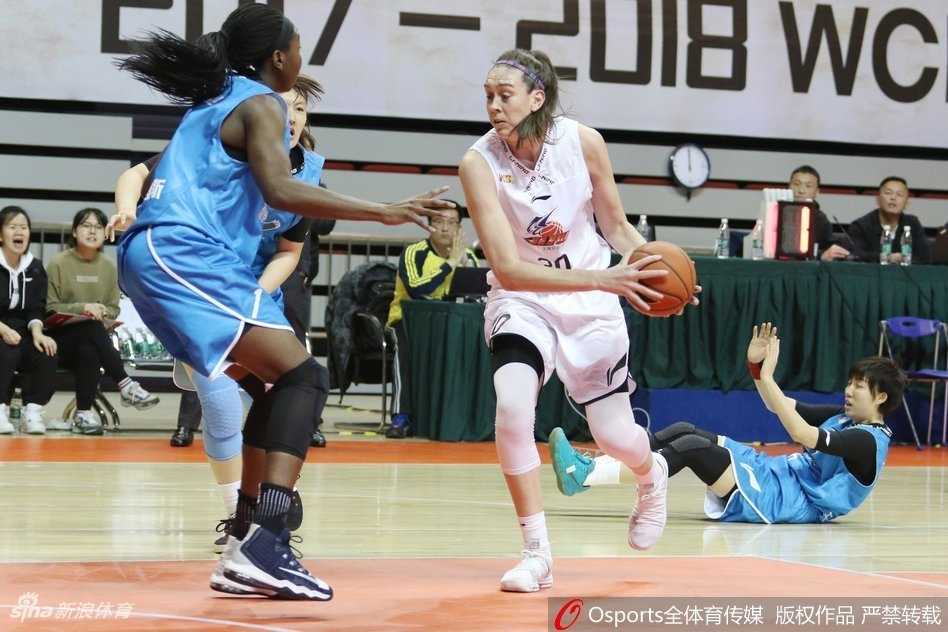 上海女篮大胜辽宁赢下联赛第八轮对决 上海女篮首发队员赛前围成一圈,互相击掌鼓劲,眼神中充满必胜斗志