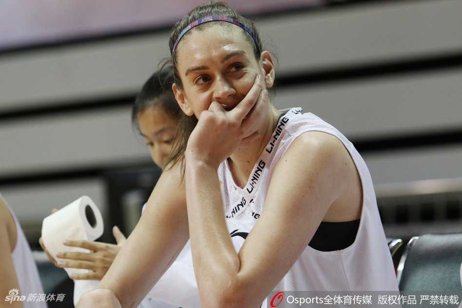 上海女篮大胜辽宁赢下联赛第八轮对决 看台上热情的主队球迷挥舞旗帜和充气棒,齐声呐喊为上海女篮助威