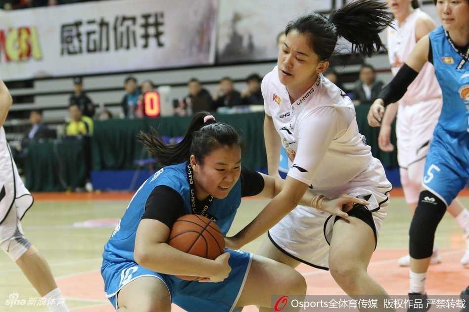 上海女篮大胜辽宁赢下联赛第八轮对决 上海队发动快速反击,形成前场三打一的有利局面,轻松上篮得分