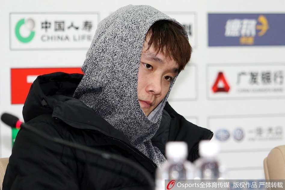 上海滩一战丁彦雨航表情包大火 寂寞大神与小丁上演MVP传承 丁彦雨航紧抿嘴唇,眉头微蹙,眼神中透着一丝不甘与思索,似乎正在脑海中快速复盘着刚刚结束的激烈比赛